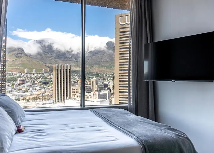 Stunning 1-Bedroom Apartment With Mountain Views